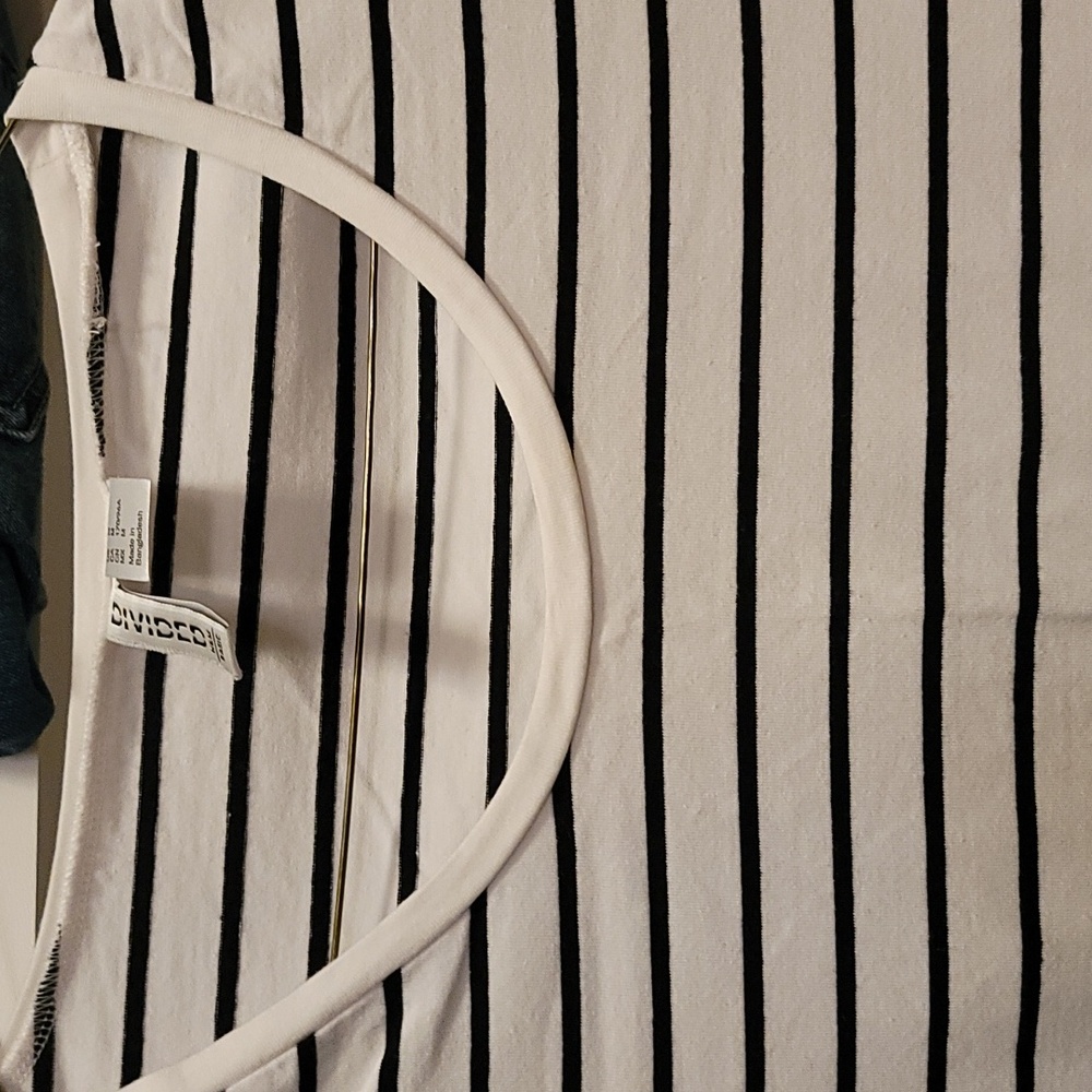 H&M divided Basic Tee - Picture 4 of 4